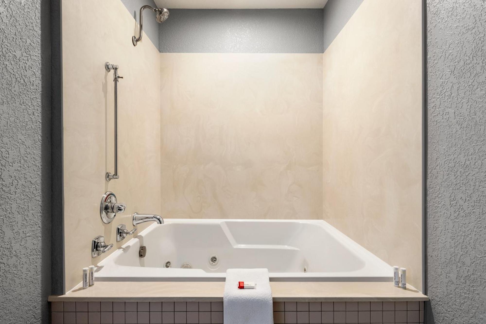Americinn By Wyndham Williamsburg 外观 照片